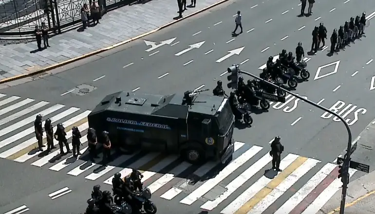 Ya sin manifestantes, un Congreso militarizado define la reforma laboral